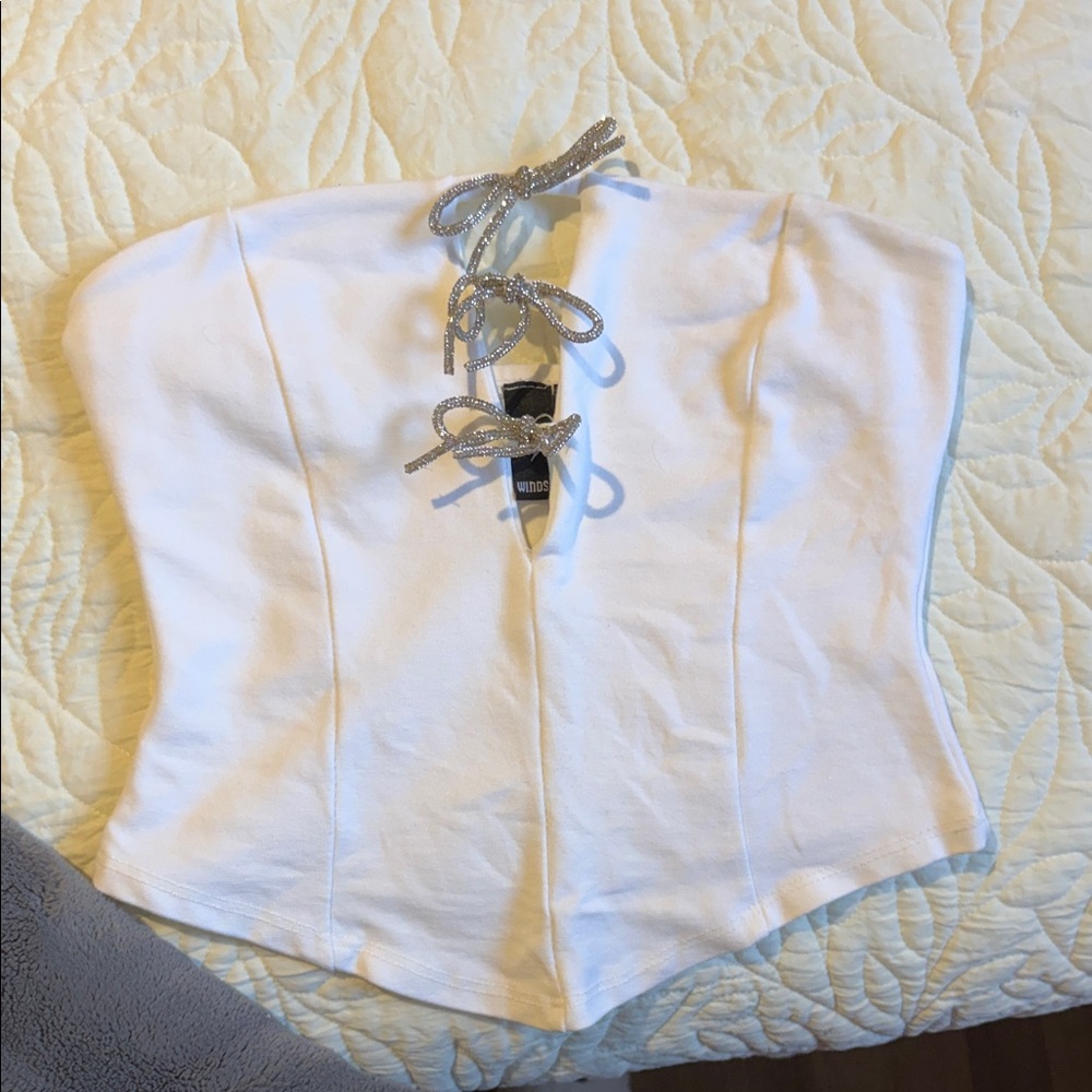 Windsor White Top with Silver Accents